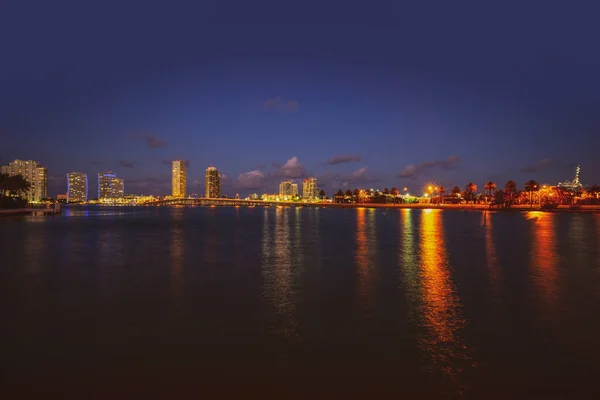 迈阿密的天际线美国市中心。佛罗里达州。夜晚的城镇. — 图库照片