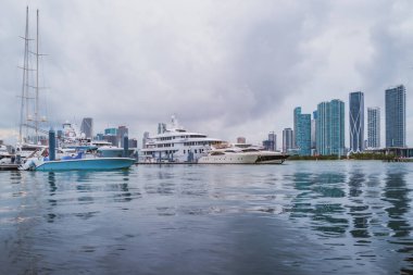 Biscayne Körfezi 'nden Miami şehri gökyüzü manzarası.