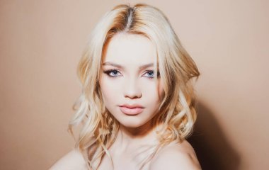 Güzel, zarif bir kadının stüdyo portresi. Yüksek model..