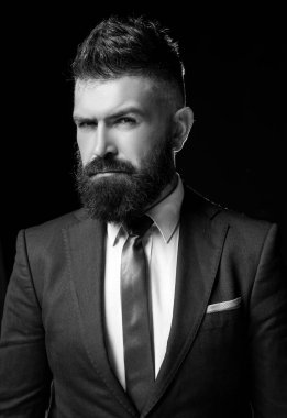 Adam modaya uygun. Buluşma elbisesi. Koyu gri takım elbiseli bir iş adamı. Klasik takım elbiseli, gömlek ve kravatlı adam. İş adamı..