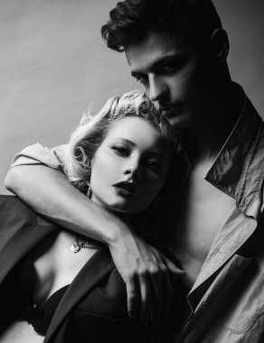 Yakışıklı adam sarı saçlı güzel kıza sarılıyor. Seni seviyorum. Tutkulu seks. Karı koca kucaklaşmaktan zevk alır. Kaslı adam. Aile fotoğrafı için poz ver.