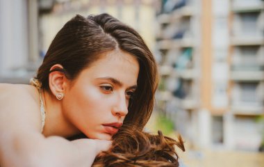 Dışarıdaki üzgün kadın. Lüks bir portre. Şehirli kız. Moda ve güzellik. Sokak tarzı moda.