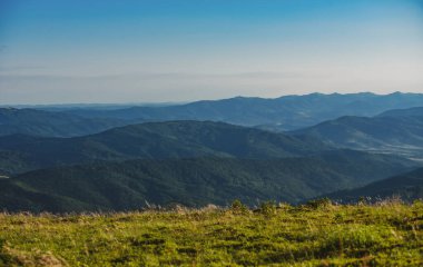 Peyzaj Dağı. Dağlarda yaz. Seyahat işaretleri. Dağcı yürüyüşçü..