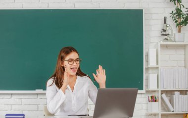 Lise ya da üniversitede ders veren gülümseyen kız öğrenci, okulda çevrimiçi öğrenim, uzaktan eğitim.