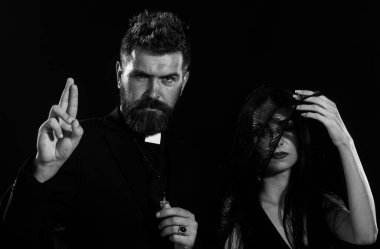 Cenaze töreni. Rahip Lütuf jesti. Dul kadınla papaz..