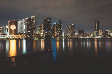 Miami Sunset Panorama 'sı. Biscayne Körfezi' nde renkli iş yerleri ve konut binaları ve köprü. Biscayne Körfezi 'ndeki Miami silueti, şehir gece arkaplanı..