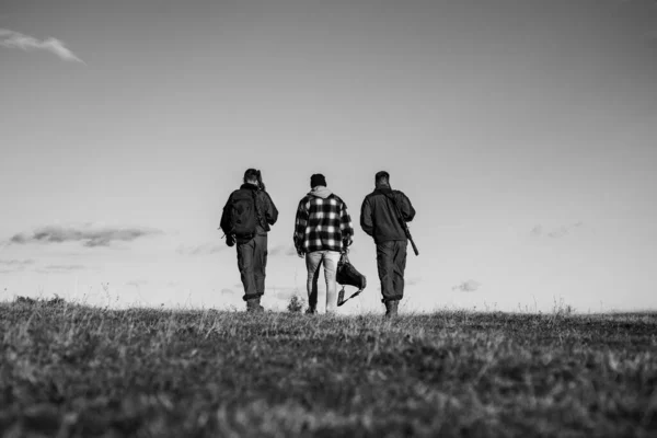 Jagen zonder grenzen. Jacht uitrusting en kleding van de jacht. Hunter met jachtgeweer pistool op jacht. — Stockfoto