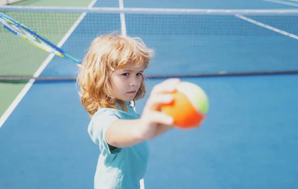 테니스치는 꼬마 애. 운동하는 애들. 테니스 코트에서 테니스 라켓을 들고 있는 아이. 건강 한 어린 아이들을 위한 훈련. — 스톡 사진