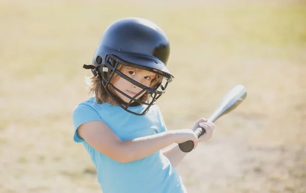 Portret van kind in baseballhelm en honkbalknuppel klaar om te slaan. — Stockfoto