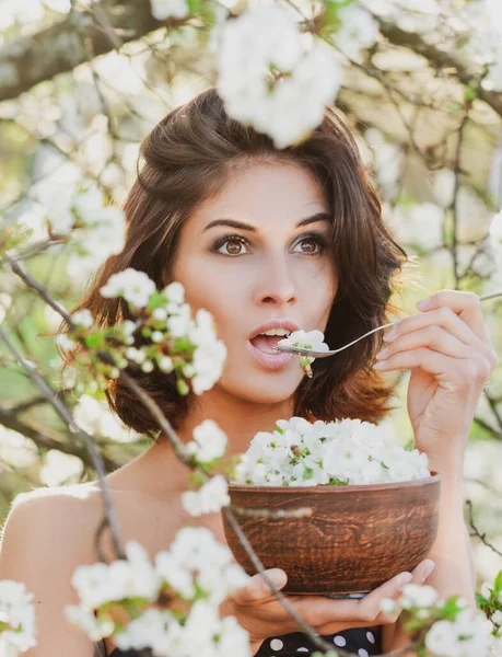 Vegan έννοια. Υγιής χορτοφάγος γυναίκα με πιάτο ανθισμένα λουλούδια. Υγιεινή διατροφή, δίαιτα. — Φωτογραφία Αρχείου