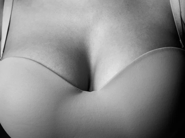 Sexy large breasts. Woman breas, boobs in bra, sensual tits. Beautiful slim female body. Lingerie model. Closeup boob. — Stockfoto
