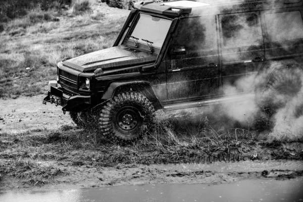 Offroad jeep expedition till byarna på bergsvägen. Klassisk 4x4 bil korsar vatten med stänk på lerig väg. Terrängbil. — Stockfoto