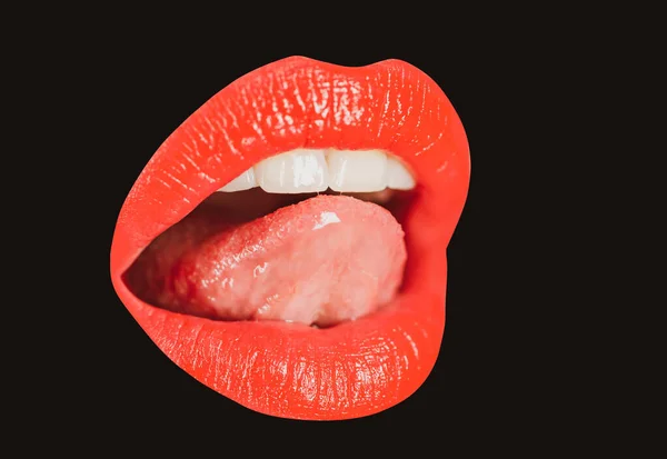 Sexiga läppar. Makro foto kvinna ansikte detalj. Läppmakeup, rött läppstift. Tender sensuella läppar. Vacker flicka mun, närbild. Isolerad på vitt. — Stockfoto