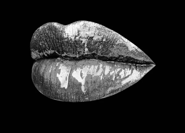 Kırmızı rujlu seksi dudak, öpücük. Siyah arkaplanda izole. — Stok fotoğraf