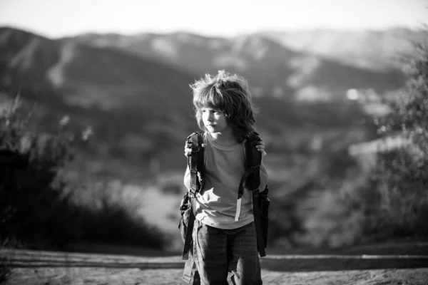 Дитячий туристичний хлопчик з рюкзаками. Хлопчик вирушає в місцевий похід . — стокове фото