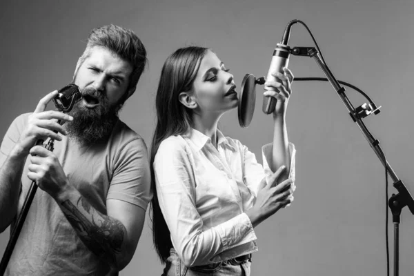 Karaoke énekesek párja. Nő és férfi énekel a zene mikrofon. — Stock Fotó