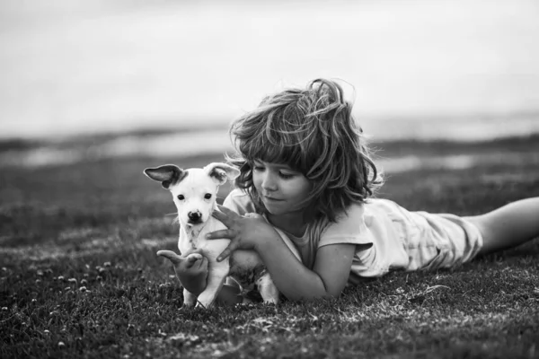 Chlapec chodí se štěnětem. Portrét chlapce s malým psem. — Stock fotografie