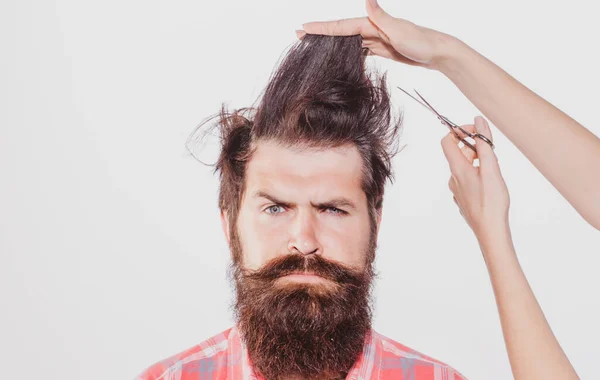 Corte de cabelo. Procedimentos da Barbearia. Conceito de cabeleireiro. Mulher corta cabelo com tesoura. Homem com barba longa, bigode e cabelo elegante. — Fotografia de Stock