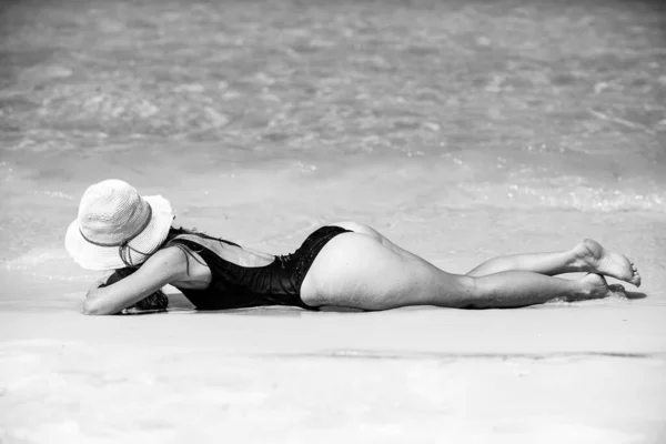 Summer sunbath. Summertime woman on beach. Sexy butt in bikini. Vacation on sea. Girl sunbath near ocean. — Φωτογραφία Αρχείου