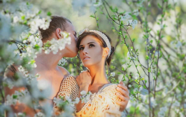 De lente natuur. Huwelijksreis lente liefdesverhaal. Sensueel stel. Kersenbloesemboom. — Stockfoto