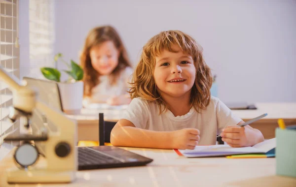 子供の教育と学習の概念。同級生と教室で小学生. — ストック写真