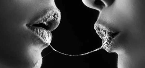 Beijo de menina sexy. Lábios lésbicas com saliva. Lábio feminino. Meninas românticas amam. Desejo erótico. — Fotografia de Stock