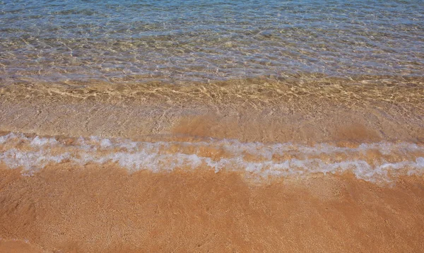 Kumsal ve tropikal deniz. Renkli okyanus plajı. Berrak turkuaz su ve altın kum manzarası, Maldivler veya Hawaii. — Stok fotoğraf