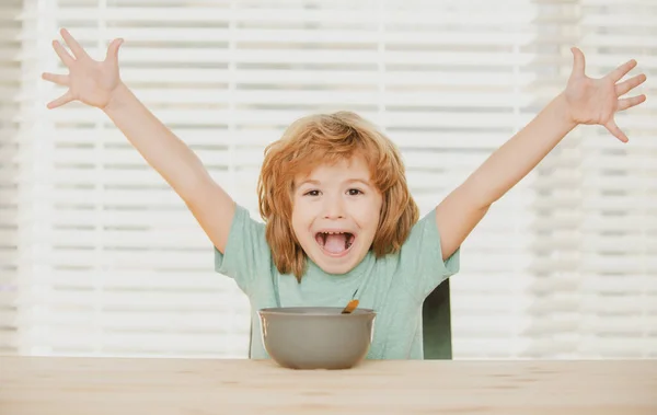 スープのプレートと面白い興奮した子供。子供の面白いディナー. — ストック写真