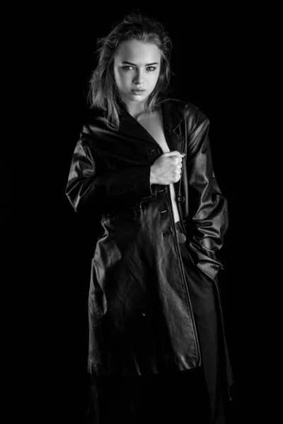 Женская кожаная одежда. Красивая девушка в черном пальто. Модный модный стиль. — стоковое фото