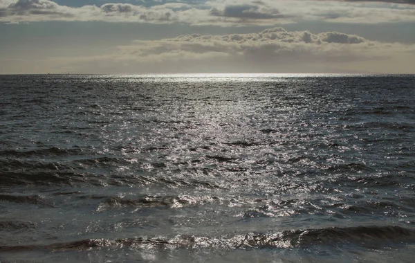 ハワイの熱帯青い海。背景のための表面からきれいで澄んだ水の中の夏の海。波の概念設計. — ストック写真