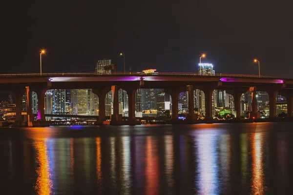 Günbatımından sonra Miami Skyline Panorama. Miami gecesi şehir merkezinde, Florida 'da.