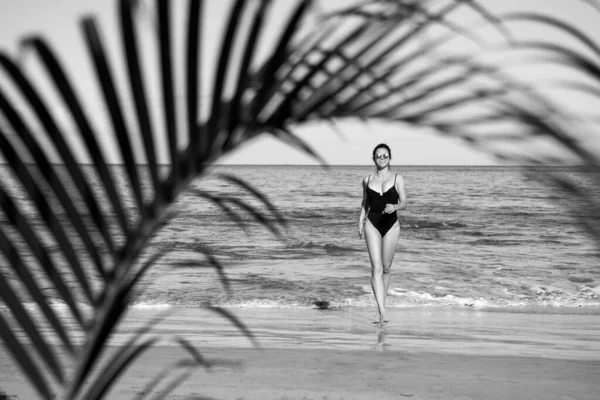 A fiatal, boldog nő mezítláb rohangál a parton. Nyári strand és tenger. — Stock Fotó