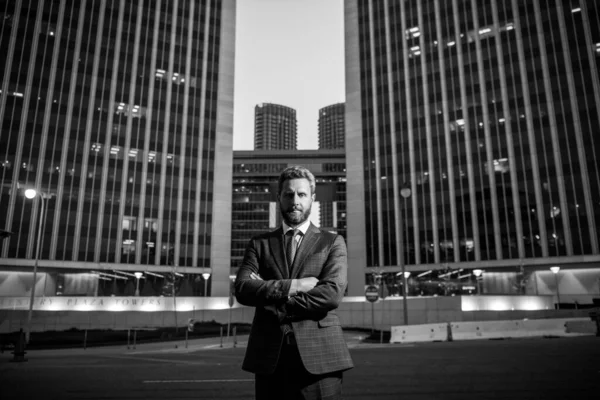 Şehir merkezinde takım elbiseli bir iş adamı. İş merkezi binası.