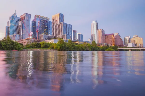 İnanılmaz dramatik Austin Texas Günbatımı Ayna Şehri Yansıması Colorado Nehri 'ne yansıyan renkli bulut.