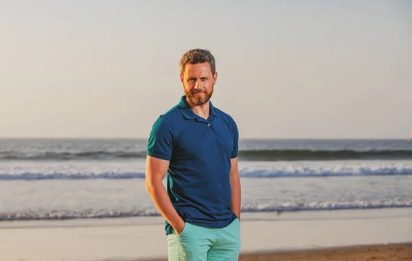 Portrait d'homme sur la plage. Portrait de l'homme d'âge moyen avec une expression sérieuse et fond de l'océan debout à la plage. — Photo