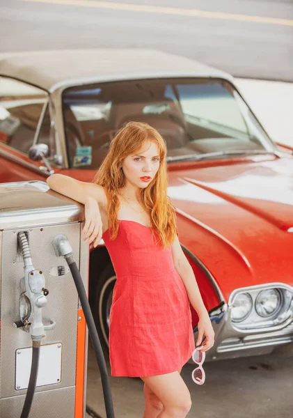 Κόκκινο ρετρό αυτοκίνητο. Παλιό Αμερικάνικο αμάξι. Κορίτσι βενζινάδικου. Γυναίκα ανεφοδιάσει το αυτοκίνητο. — Φωτογραφία Αρχείου