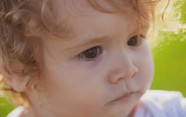 Retrato de niños, macro primer plano de la cabeza del bebé lindo niño. — Foto de Stock