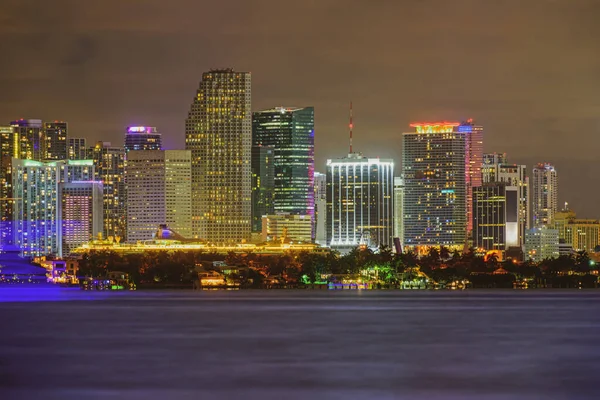Miami, Florida, USA Stadtbild der Innenstadt. Miami, Florida, USA Skyline an der Biscayne Bay, Stadt Nachthintergründe. — Stockfoto