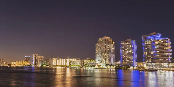 Florida Miami Night City panorama. USA centrum mrakodrap krajina, Twighlight město. — Stock fotografie