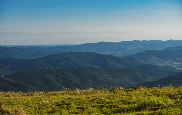 Peyzaj Dağı. Dağlarda yaz. Seyahat işaretleri. Dağcı yürüyüşçü..