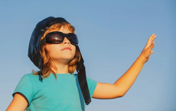 Close up retrato de uma criança pequena bonito com capacete piloto e óculos. As crianças sonham. Conceito de infância. — Fotografia de Stock