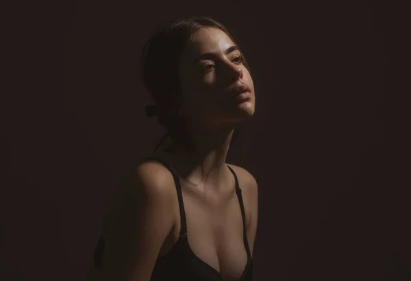 Retrato de perfil de chica sensual. Maquillaje desnudo. Chica silueta en sujetador. Mujer en ropa interior negra. —  Fotos de Stock