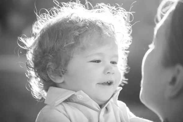 Porträtt av liten bebis och mor på solig dag. Begreppet barn står inför närbild. Huvudfotografering barn porträtt. — Stockfoto