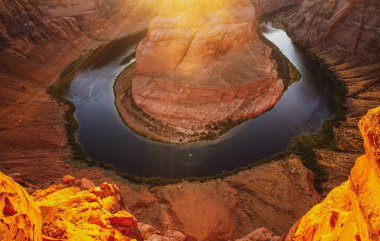 Glen Kanyonu. Arizona 'da Horseshoe Bend' de. Colorado Nehri 'ndeki Horseshoe Bend' in güzel manzarası..