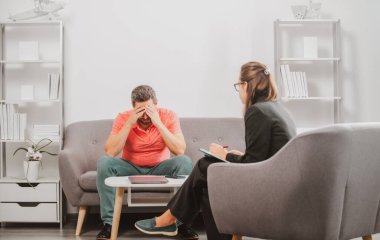 Bunalımlı orta yaşlı adam sorunu terapisi. Sorun çözülüyor. Psikoloji, zihinsel terapi konsepti. Psikoterapi seansında erkek hasta ve psikolog..