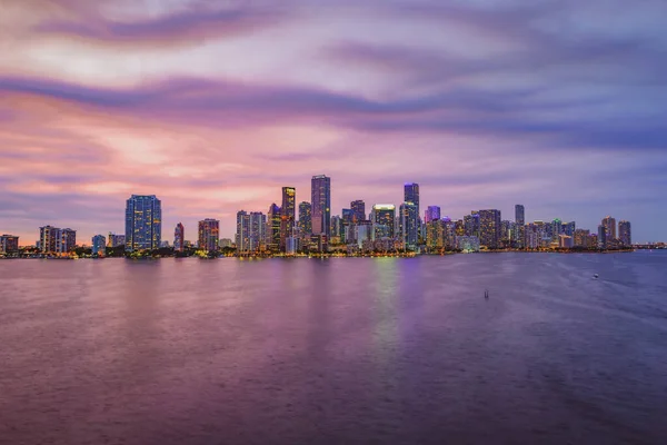 Stadt Miami Florida, Sonnenuntergangspanorama mit Geschäfts- und Wohngebäuden und Brücke über die Biscayne Bay. Nachtansicht Skyline. — Stockfoto