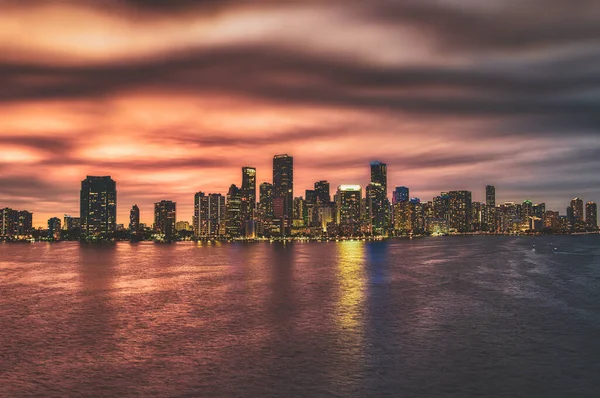 Miami Skyline ao pôr-do-sol da noite. Miami, Flórida, EUA skyline em Biscayne Bay . — Fotografia de Stock