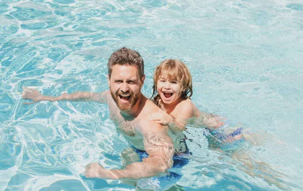 Summer weekend. Father and son in swimming pool. Pool resort. — Stockfoto