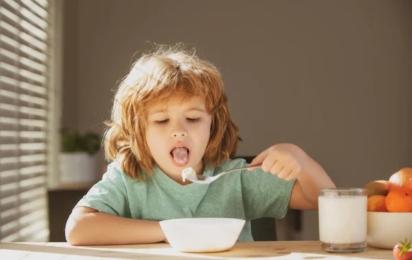 Pequeño niño hambriento sano comiendo sopa con cuchara. Concepto de nutrición infantil. — Foto de Stock