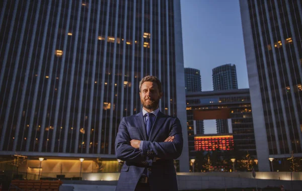 Biznesmen stojący na nocnym widoku miasta. Ambitny biznes i koncepcja wizji. — Zdjęcie stockowe